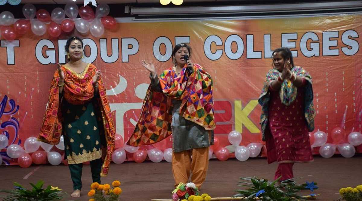 लोहडी की धूम, पंजाबी गीत पर गिद्धा नृत्य पर खूब झूमें